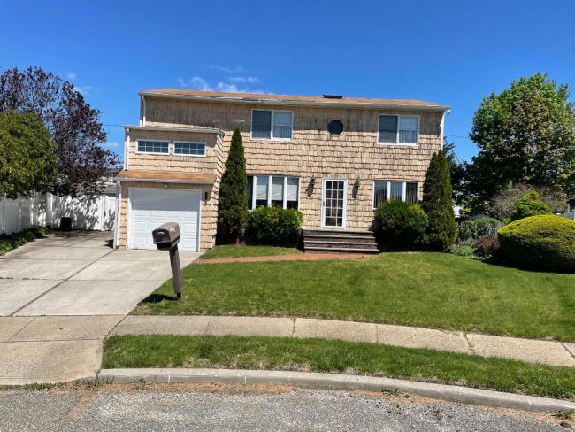 14 Peg court  , Hicksville, NY 11801 