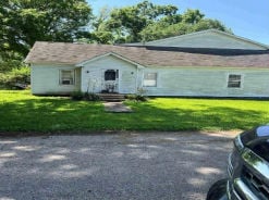 Single Family 4BR 1BA - 201 KICKAPOO, Easton, KS